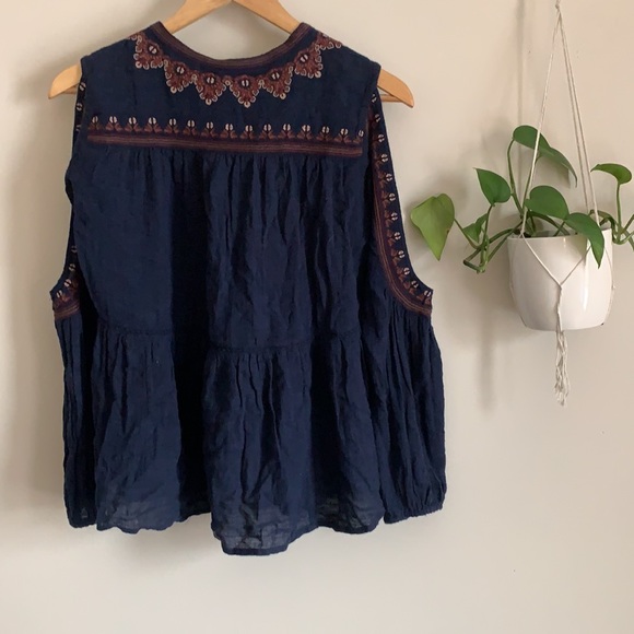 American Eagle cold shoulder detailed blouse. - Picture 4 of 6